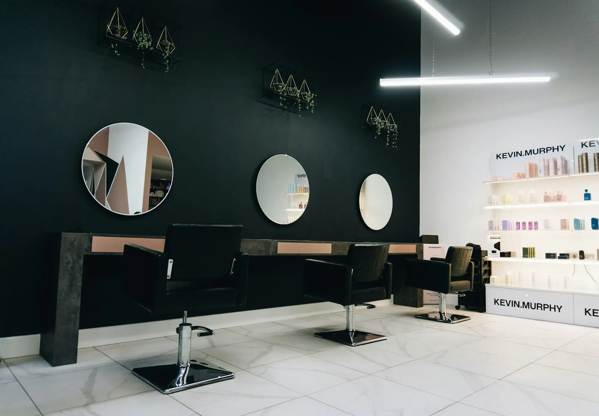 Peluquería y estética en Santa Isabel (Zaragoza) | Christian Peluqueros Interior luminoso de una peluquería con sillones, espejos y buena iluminación: peluquería y estética en Santa Isabel (Zaragoza)