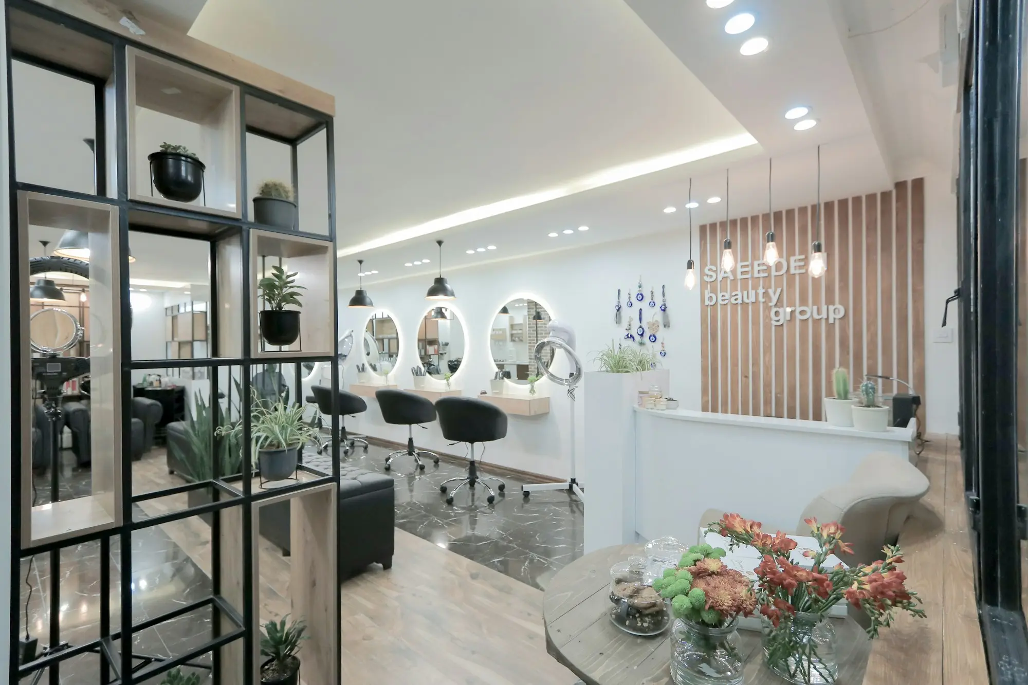 Interior luminoso de una peluquería con sillones, espejos y buena iluminación: peluquería y estética en el barrio de Santa Isabel, Zaragoza