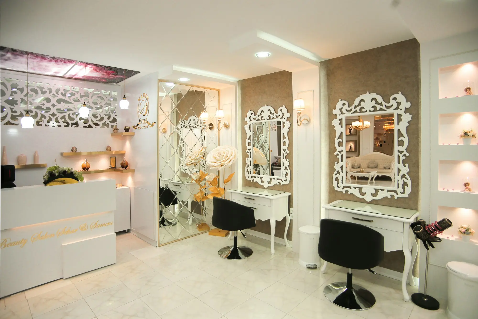 Peluquería y estética en Santa Isabel (Zaragoza) | Christian Peluqueros Interior luminoso de una peluquería con sillones, espejos y buena iluminación: peluquería y estética en Santa Isabel (Zaragoza)