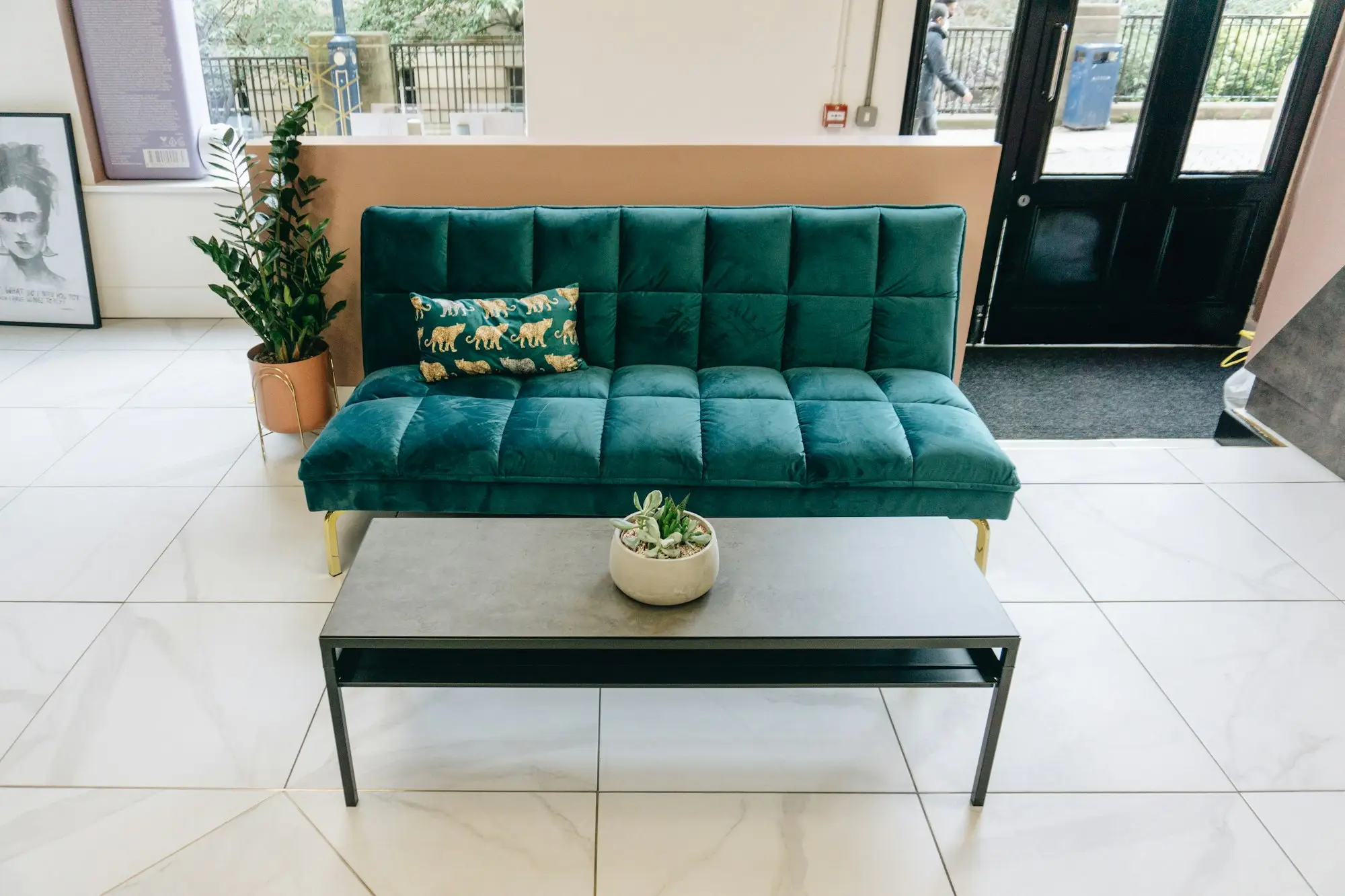 Interior luminoso de una peluquería con sillones, espejos y buena iluminación: peluquería y estética en Zaragoza