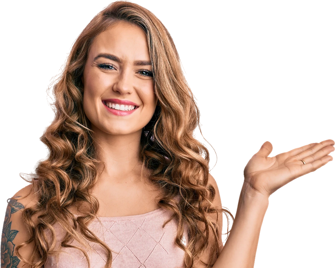 Presoterapia en Santa Isabel, Zaragoza | Christian Peluqueros Mujer sonriente con melena ondulada y un brazo en alto: presoterapia en Santa Isabel, Zaragoza, en Christian Peluqueros