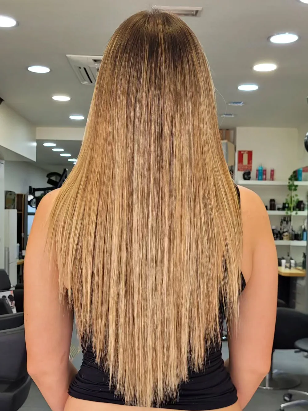 Melena larga y lisa con balayage en tonos dorados en Santa Isabel, Zaragoza