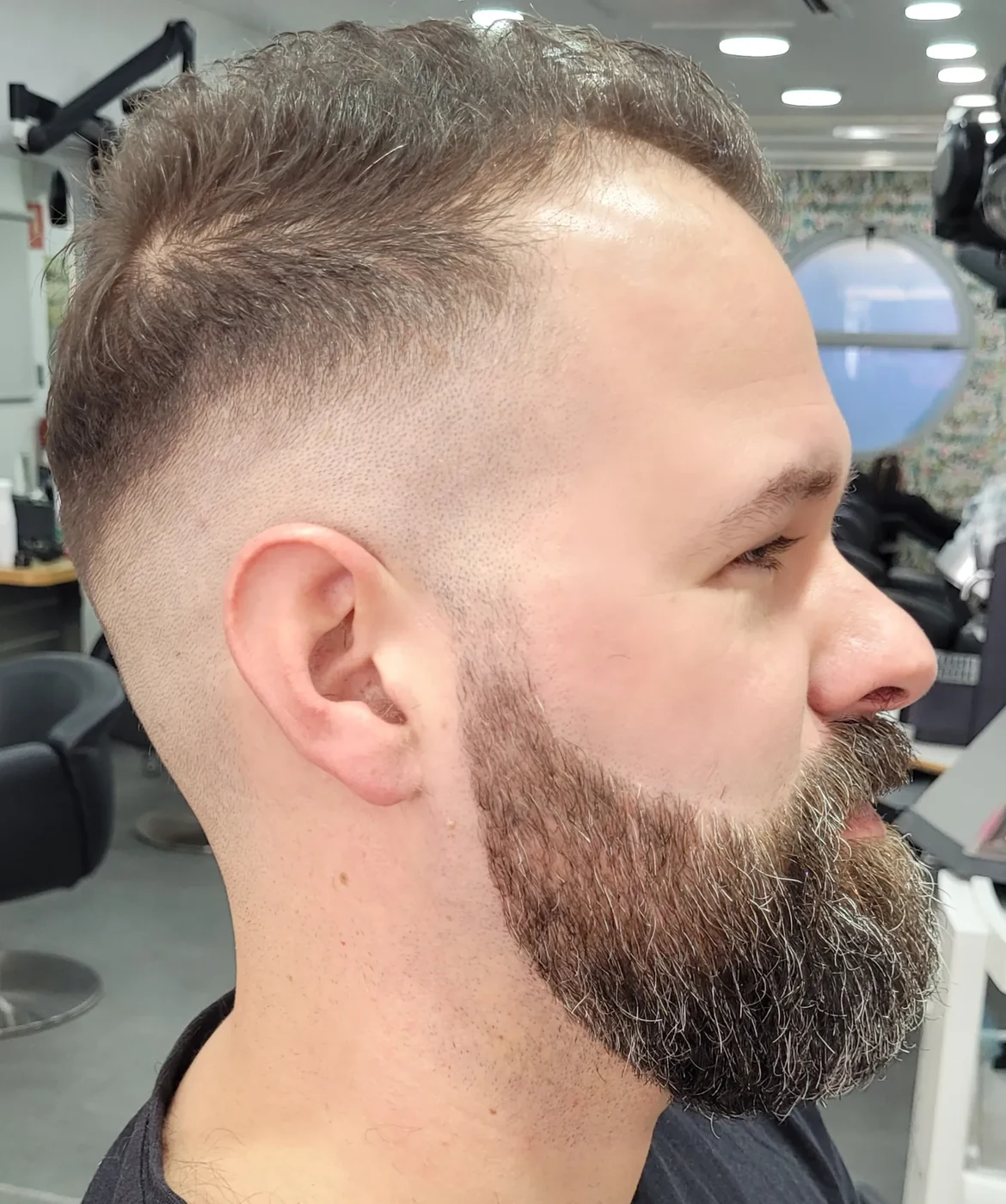 Degradado bajo con barba larga cuidada, visto de perfil: peluquería para hombre en Santa Isabel (Zaragoza)