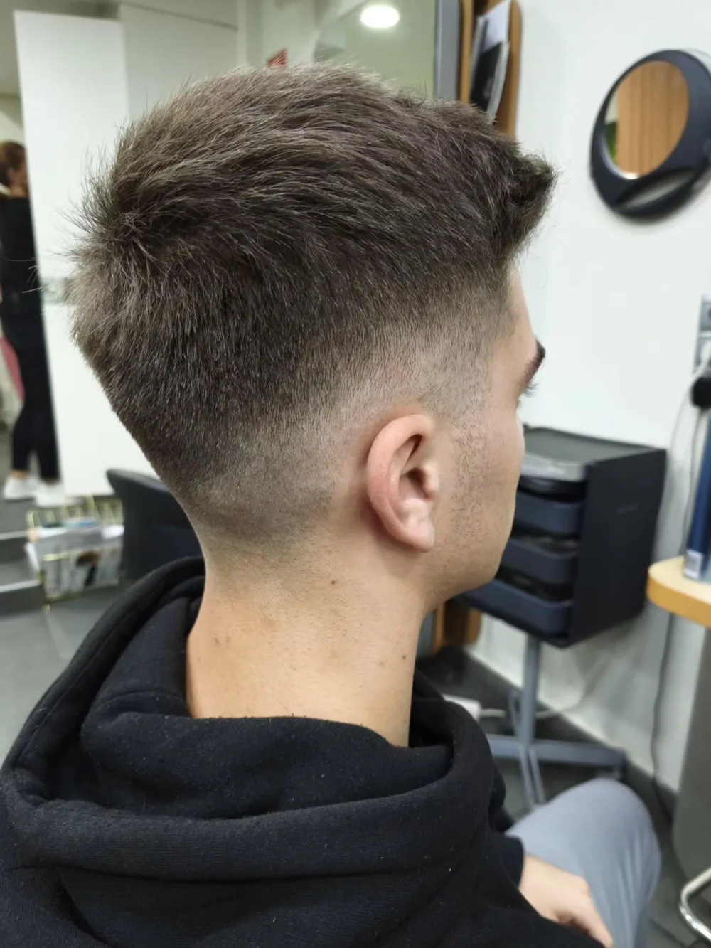 Corte masculino con degradado y textura arriba: peluquería para hombre en el barrio de Santa Isabel, Zaragoza