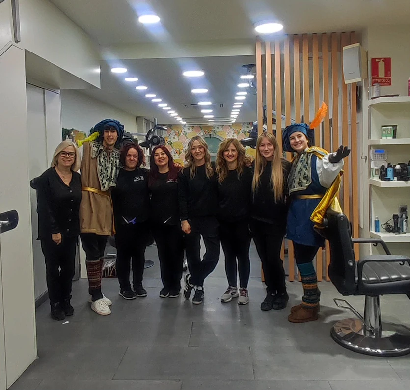Interior de la peluquería Christian Peluqueros con el equipo en la Avenida Santa Isabel de Zaragoza