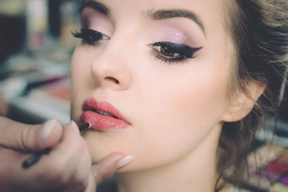 Maquillaje de ojos con eyeliner y labios en el barrio de Santa Isabel, Zaragoza