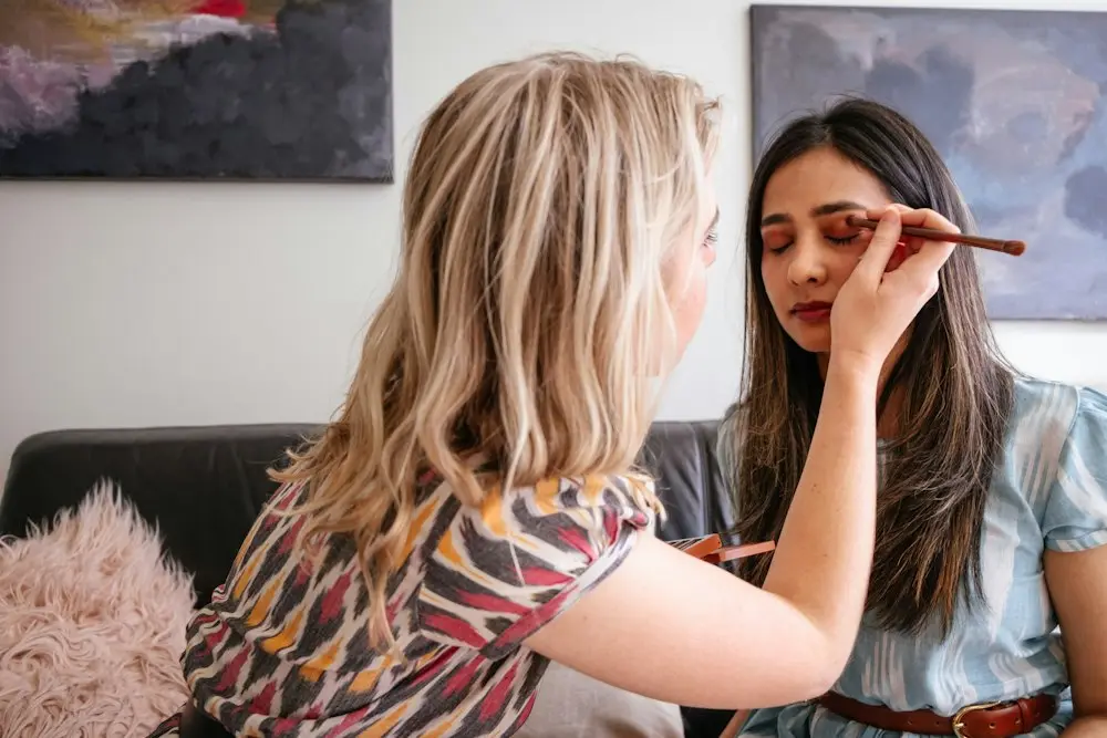 Maquilladora trabajando con una clienta: maquillaje en Santa Isabel (Zaragoza)