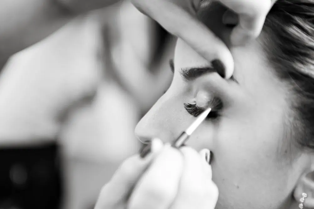 Aplicación del eyeliner en blanco y negro: maquillaje en Santa Isabel, Zaragoza