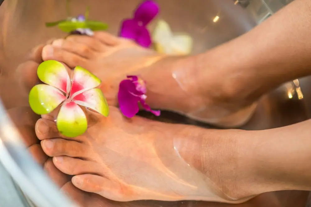 Baño de pies con flores: manicura y pedicura en Santa Isabel, Zaragoza