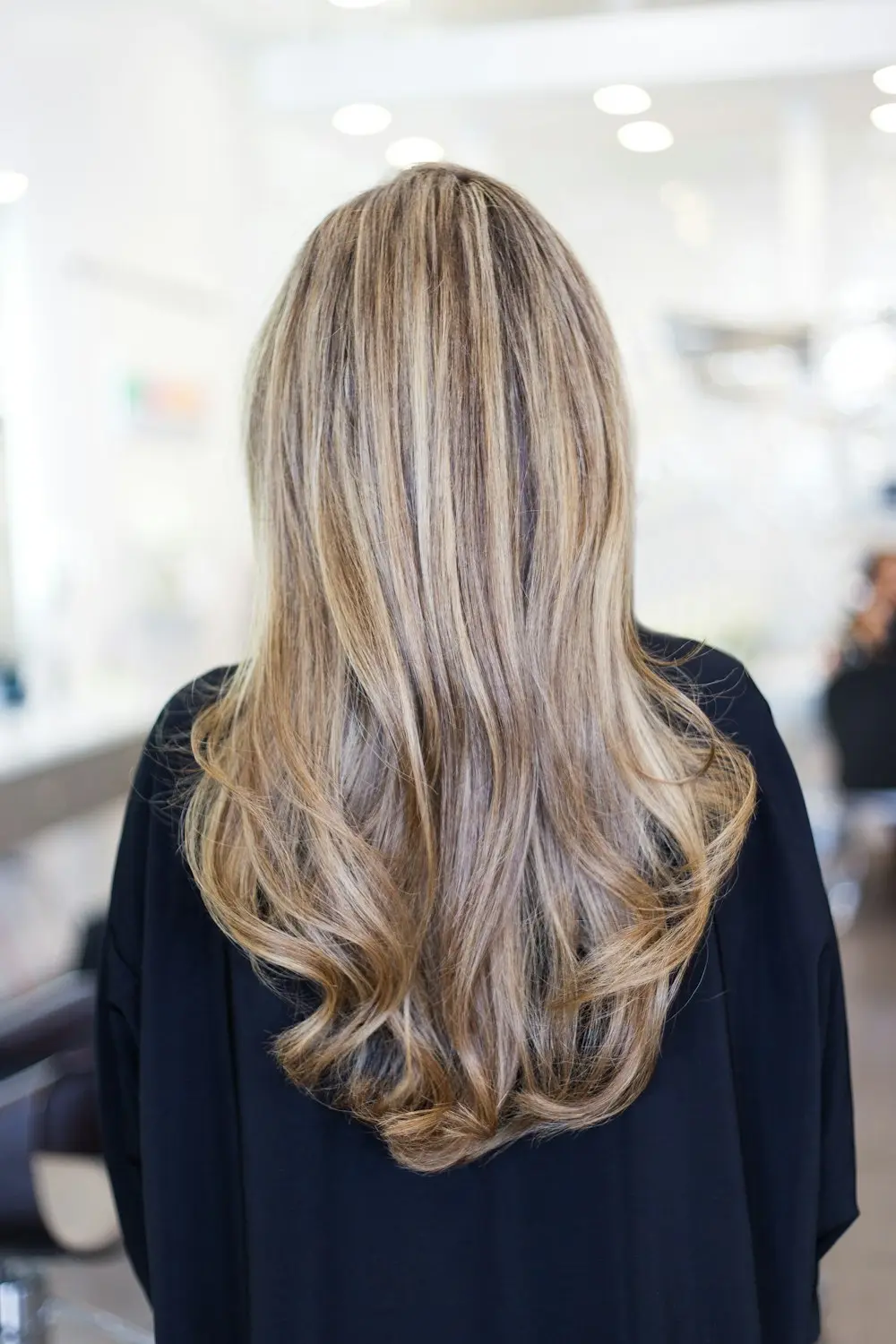 Alisado orgánico en Zaragoza | Christian Peluqueros Melena larga con mechas rubias vista de espaldas: alisado orgánico en Zaragoza