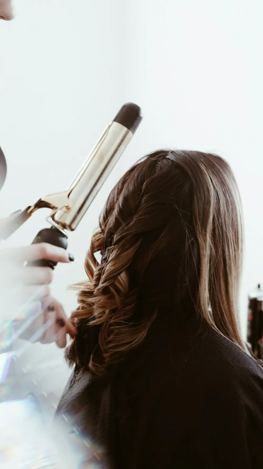 Ondas suaves con tenacilla: alisado orgánico en Santa Isabel, Zaragoza