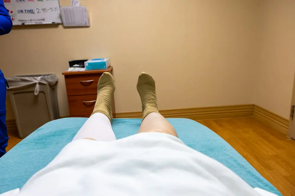 Piernas sobre una camilla durante un tratamiento: presoterapia en Santa Isabel, Zaragoza