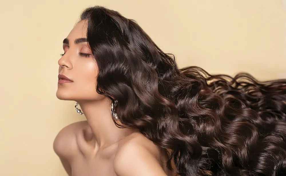 Melena oscura con ondas y brillo: talasoterapia capilar en Zaragoza