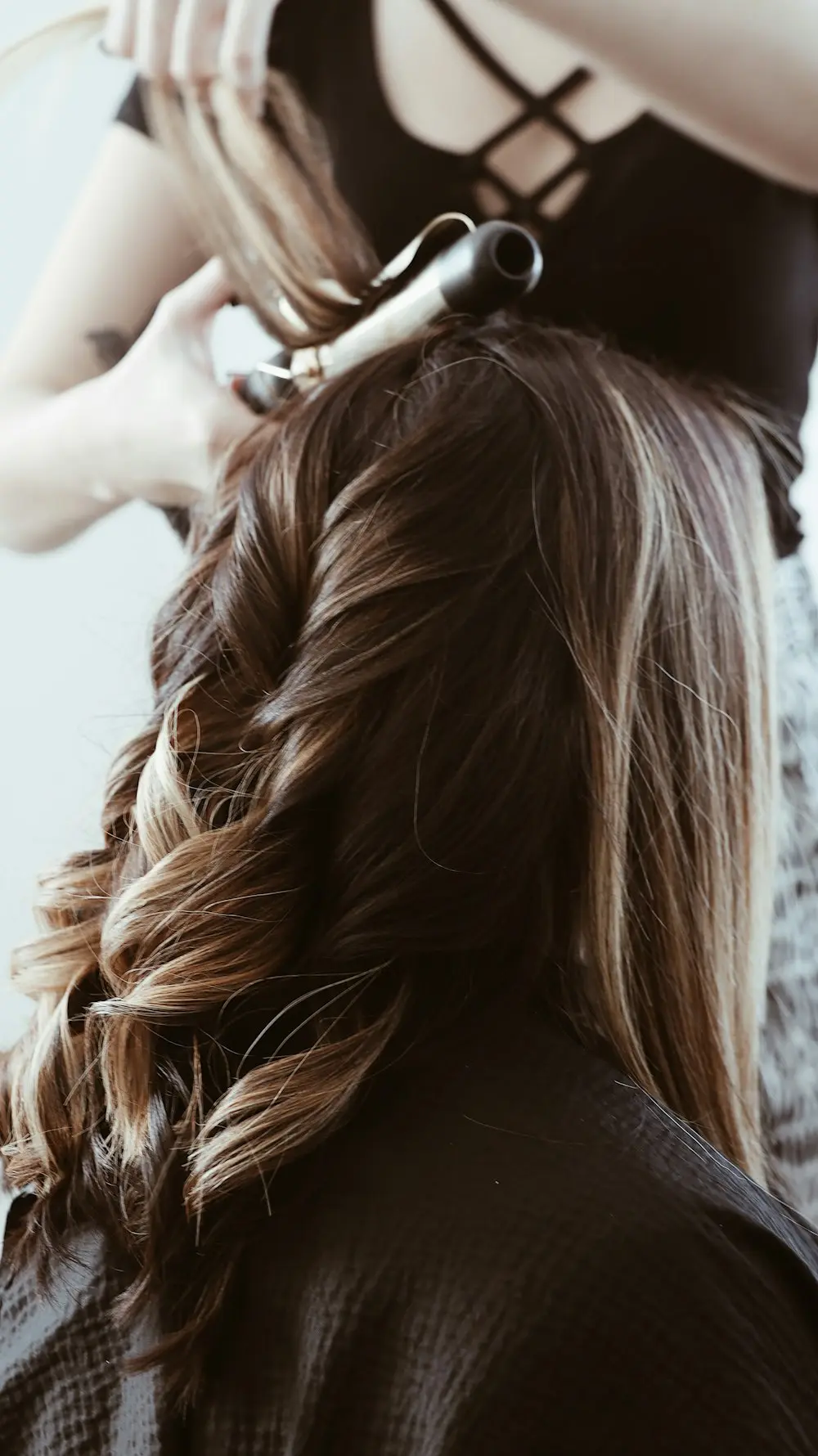 Cabello castaño con ondas suaves: talasoterapia capilar en el barrio de Santa Isabel, Zaragoza