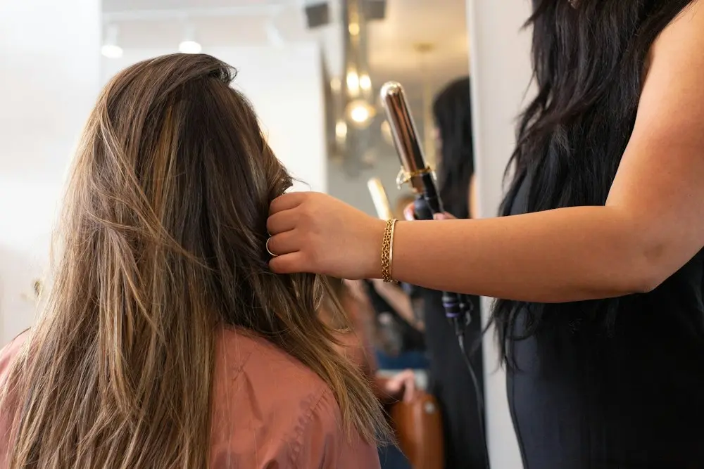 Peluquera trabajando el cabello largo: talasoterapia capilar en Zaragoza