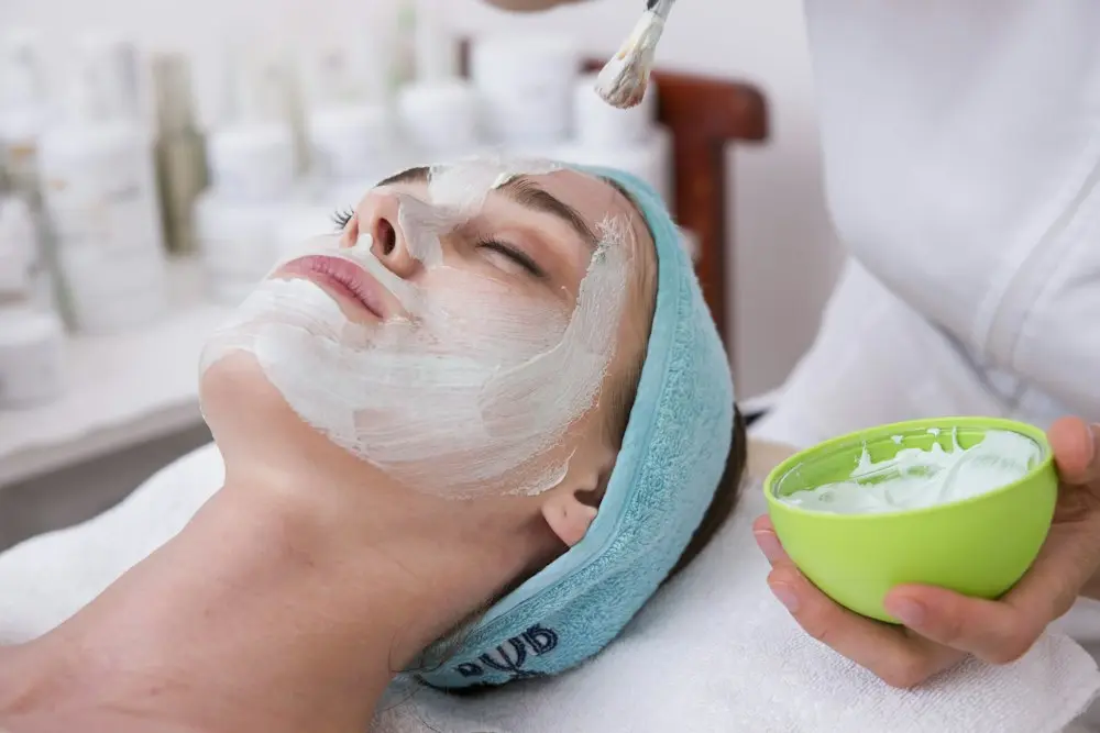 Mascarilla facial con cuenco: tratamientos faciales y corporales en Santa Isabel (Zaragoza)