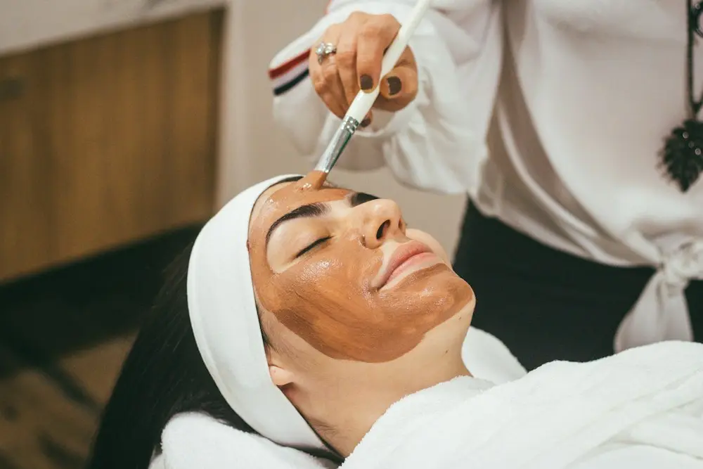 Mascarilla facial aplicada con pincel: tratamientos faciales y corporales en Santa Isabel, Zaragoza